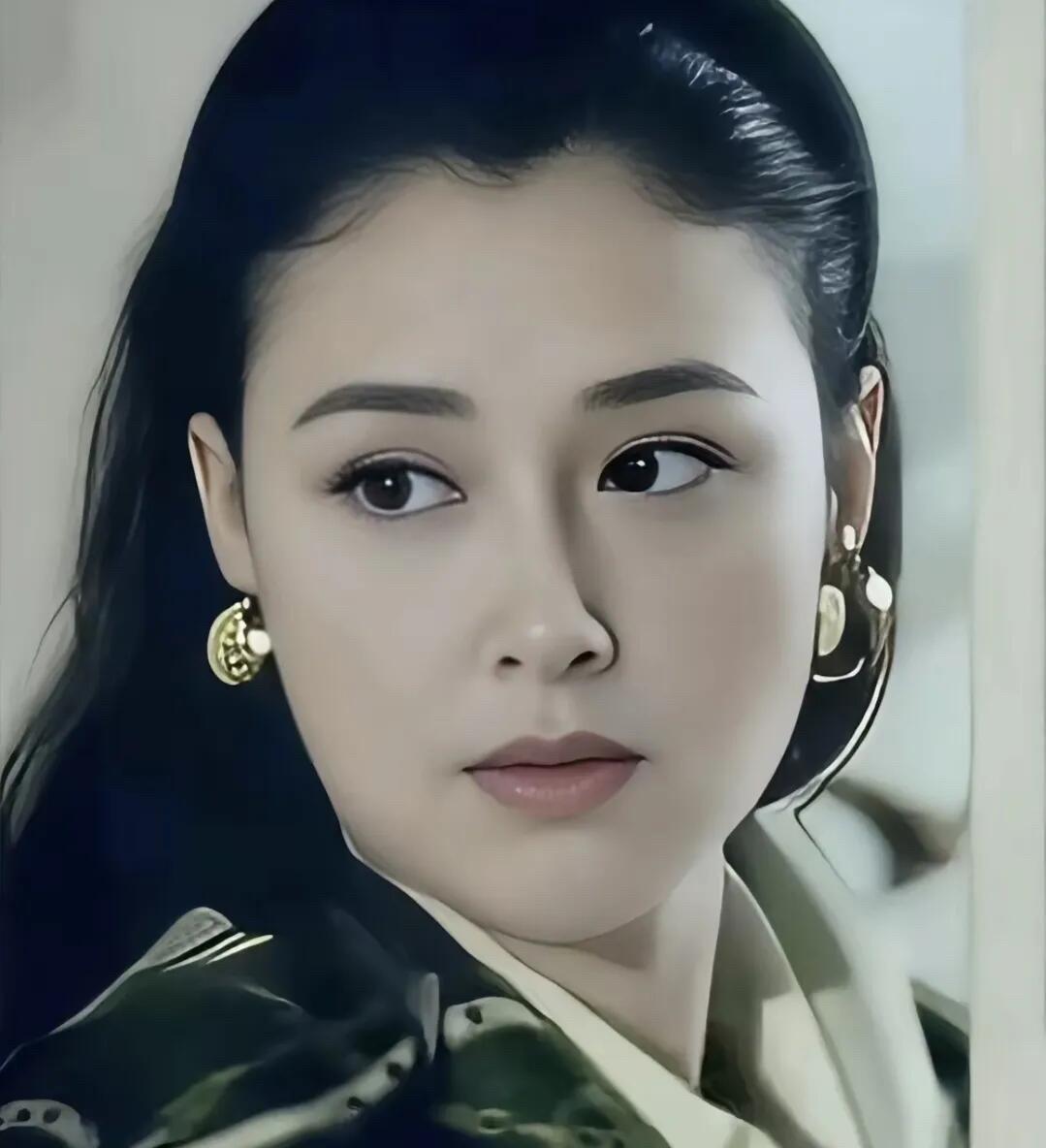 她好美啊，天然的美女，比那些整容脸好看多了，这颜值一点也不输刘亦菲和赵丽颖。长相