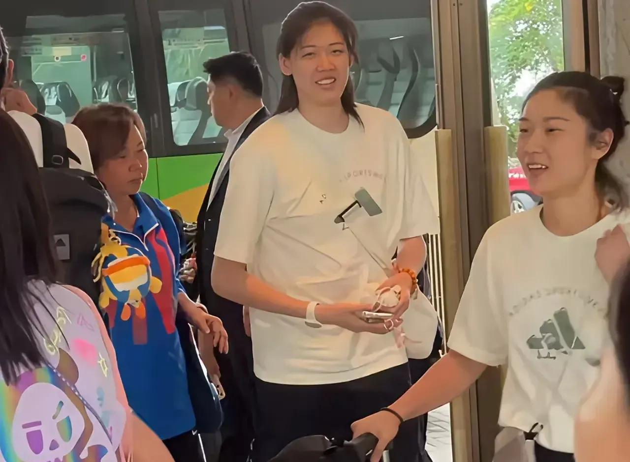 中国女排香港站球迷见面会，李盈莹用粤语向大家自我介绍：“大家好，我是李盈莹！”