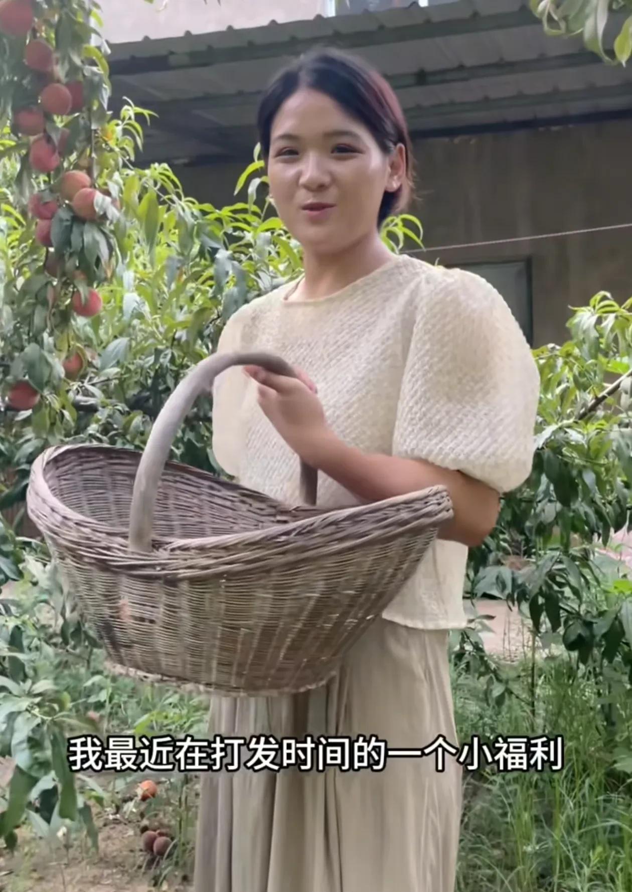 环境造就人
看许海燕搬离旧房子
不摆摊了不送快递了
无论外貌还是精神立马不一样了