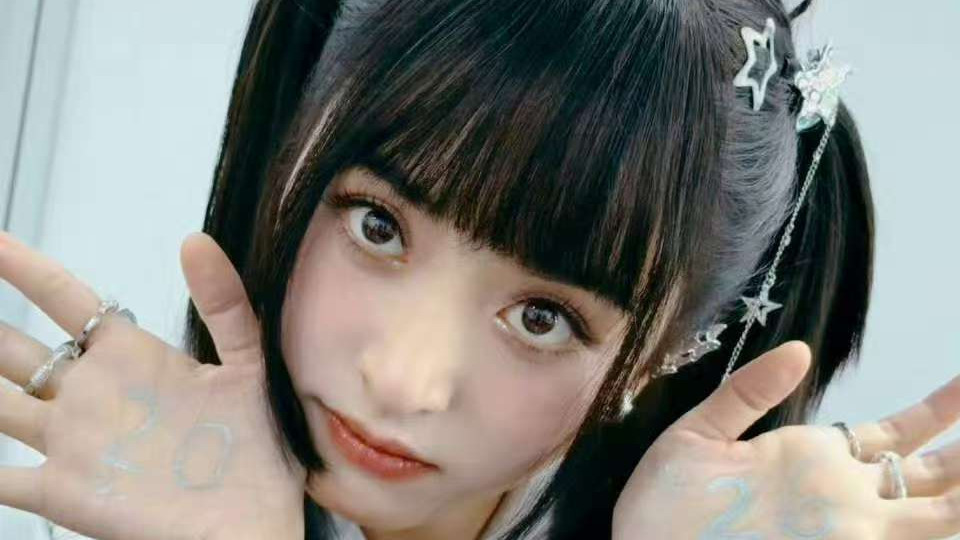 后台的“合影刺客”：沈月用松弛感刷屏新春