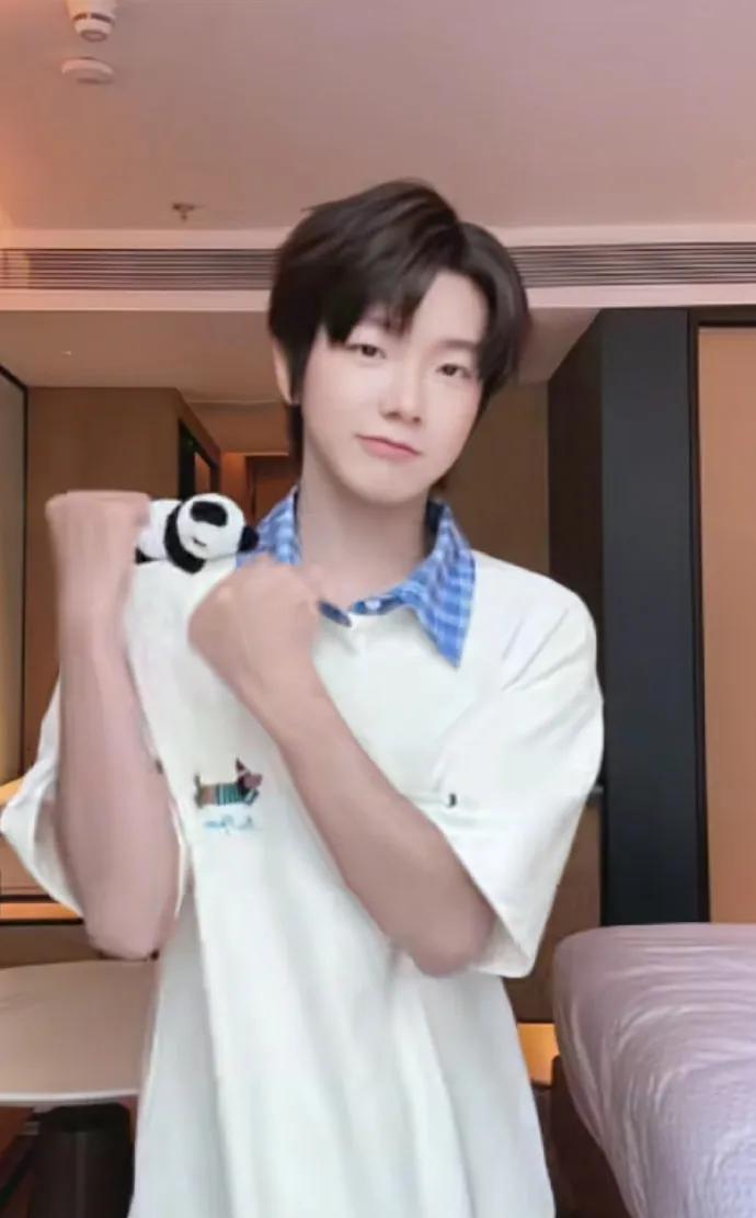 截图每一帧都萌到心化～跳舞力度和表情管理全在线，这业务能力我爱了！