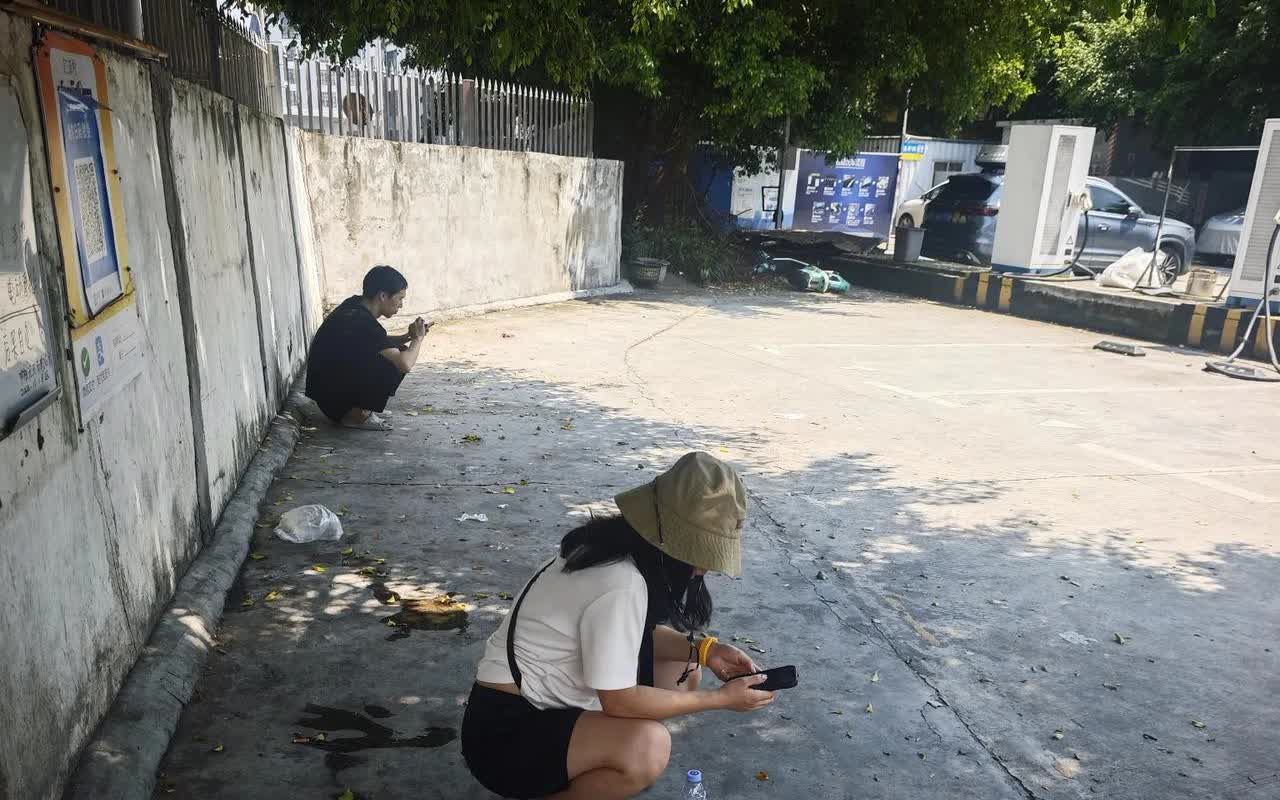 这便是现代人选择电车所要付出的代价！三伏天充电时，只能待在又脏又乱之处，耗时约一