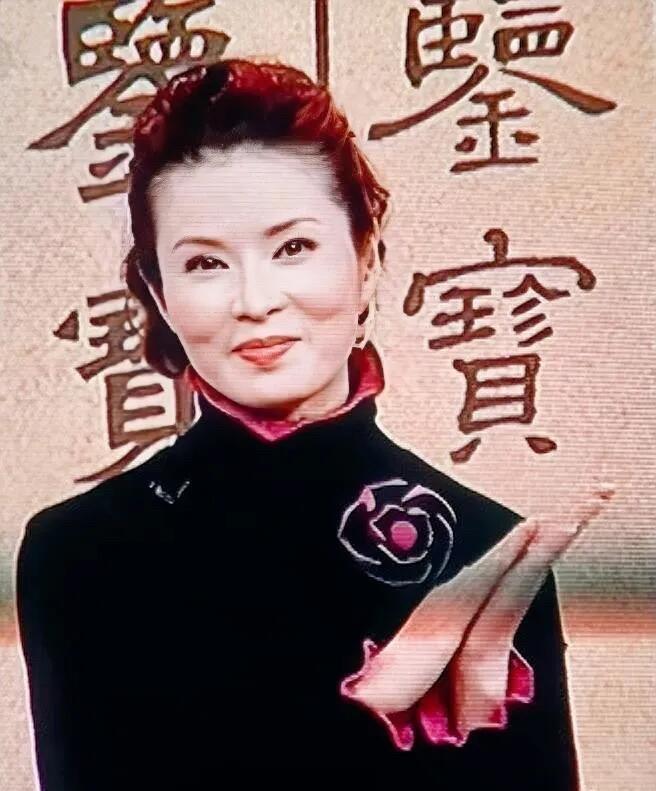 照片中的美女是来自于辽宁的，毕业于北京广播学院，能认出她的应该在多年前看过她主持