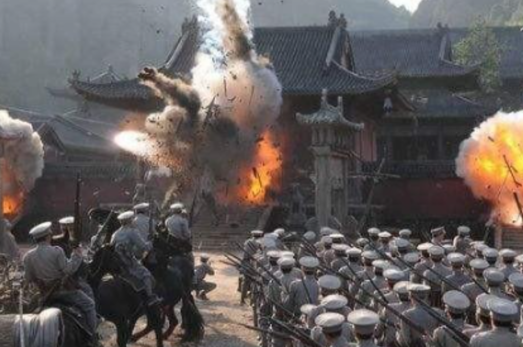 1927年夏，刘镇华到开封向冯玉祥请罪，他双足立正三鞠躬，每鞠躬一次，口里说一句