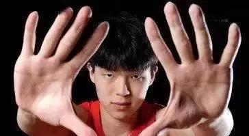 北京时间8月17日，波特兰的记者肖恩·辛基分析称，开拓者队的罗威健康状况极具不确