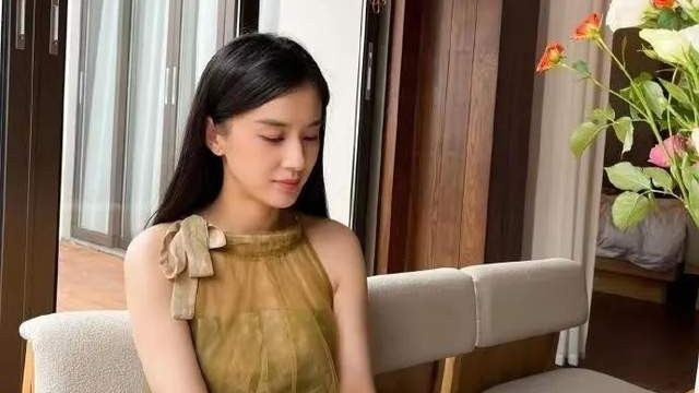 出道即巅峰，美貌与才华并存，离婚后回娘家住被嫌弃，母女关系紧张