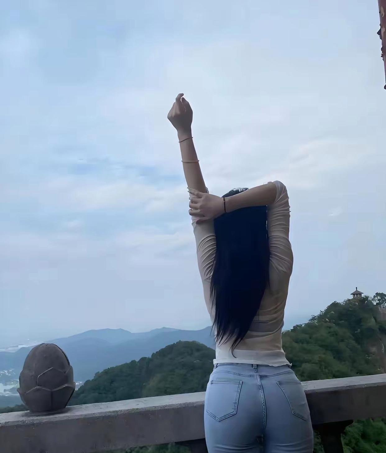 "山顶上的轻松一刻，美景尽收，心情大好！"