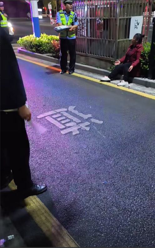 “坏人变老了。”4月25日，安徽，一老太太逆行把一个00后小伙子给撞倒了，她要求