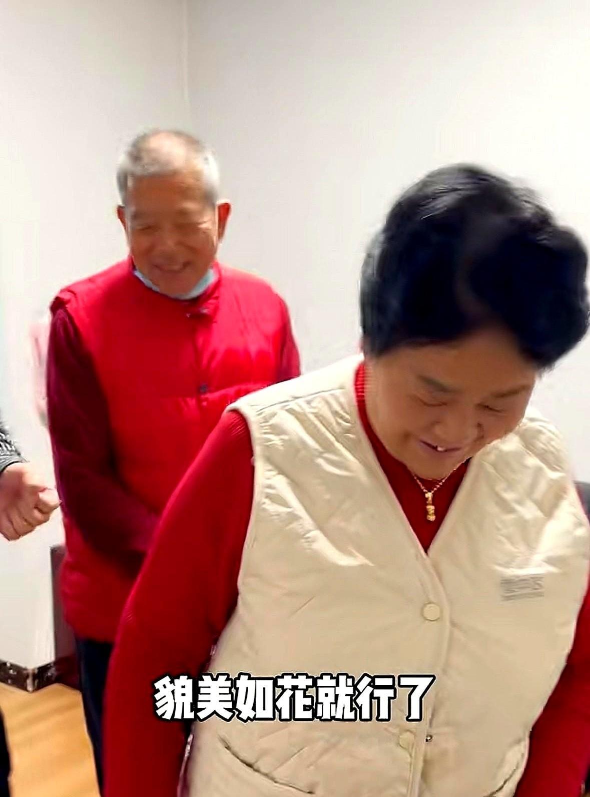 74岁黄维平亲自澄清了：不是老伴儿不做家务不带孩子，而是他不让她干
老爷子这手绝