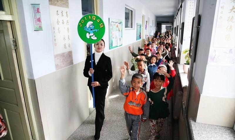 适龄儿童都去哪儿了？我们这所小学在当地算得上不错，生源原本保持稳定且有所增长。然