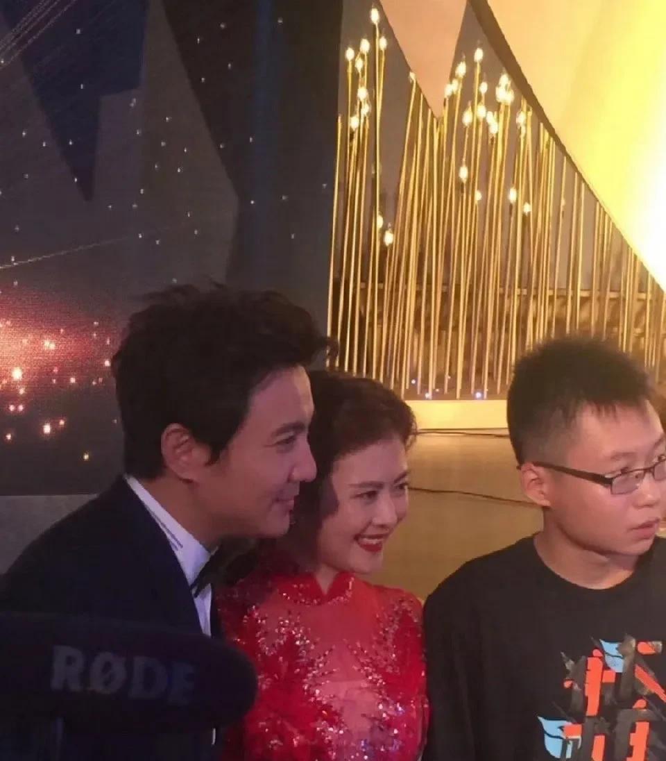 今天沈腾婚礼旧照突然冲上了热搜！
点进去看了下，不禁感叹，那时候的沈腾是真帅啊！