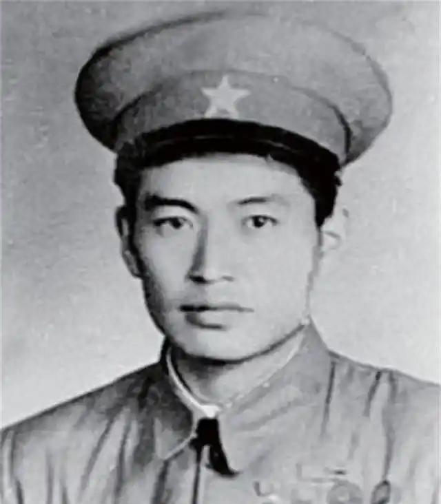 1949年，3名侦察员误入一间破旧牛棚，一名战士刚躺下，突然一阵疼痛，伸手往草堆