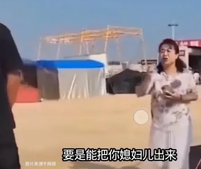 人在失去理智的情况下有多害怕。
网曝一景区小伙在海边游玩时，与几个同在游玩的大妈