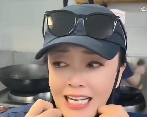 张兰直接带直播队伍杀进厨房拍摄，没有对比就没有话语权，麻六记厨房锅气十足
真正的