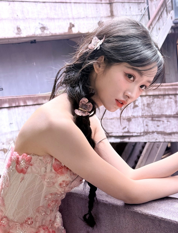 杨肸子的这两套妆造，真的让人目不转睛！