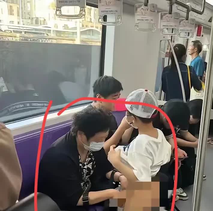 上海地铁内，因为孙子尿急，奶奶用塑料袋为孙子接尿的一幕被网友拍照发到网络上，并配