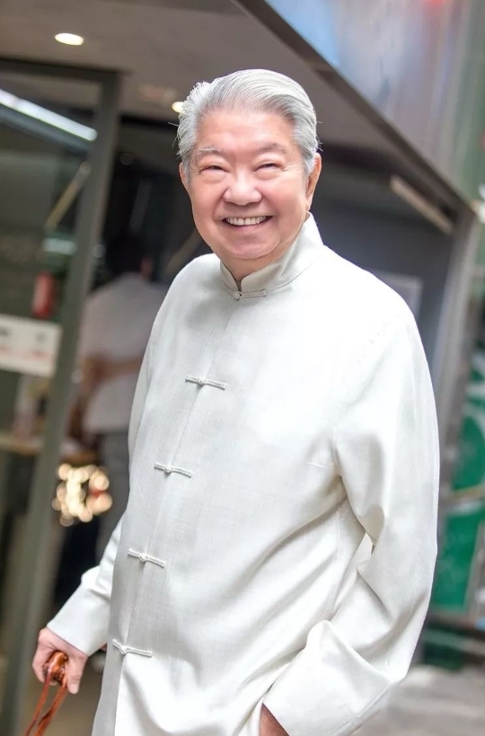 蔡澜曾说过，将来死后火化的骨灰要撒在海上，永远沉浸在美丽的维港，身旁的助理马上表