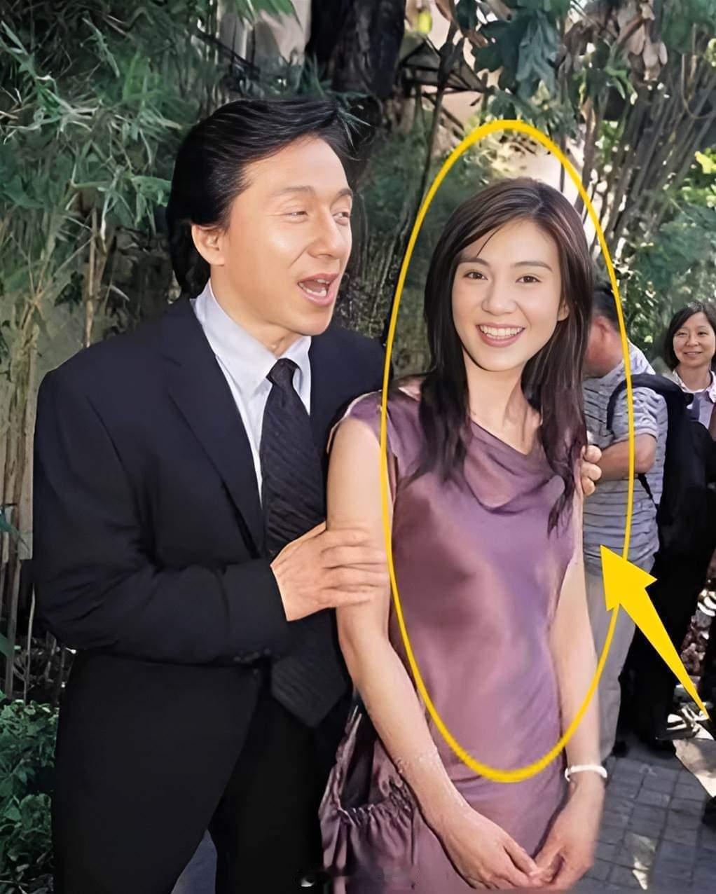 成龙九十年代跟女星的合影，你认识她吗？