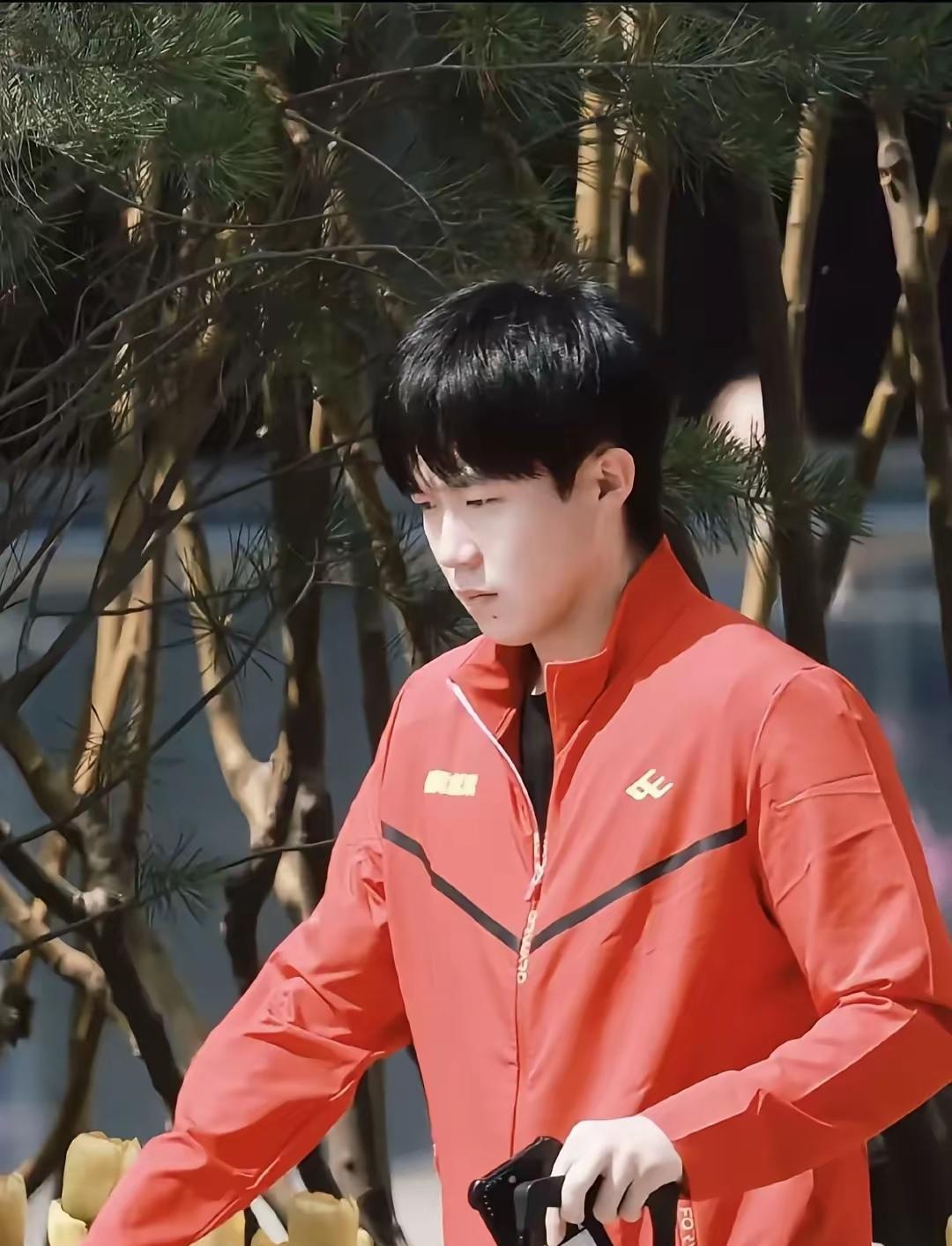 突然发现对王楚钦真的一点都不了解呀！原来楚钦也不喜欢被陌生人叫大头啊！
在面对面