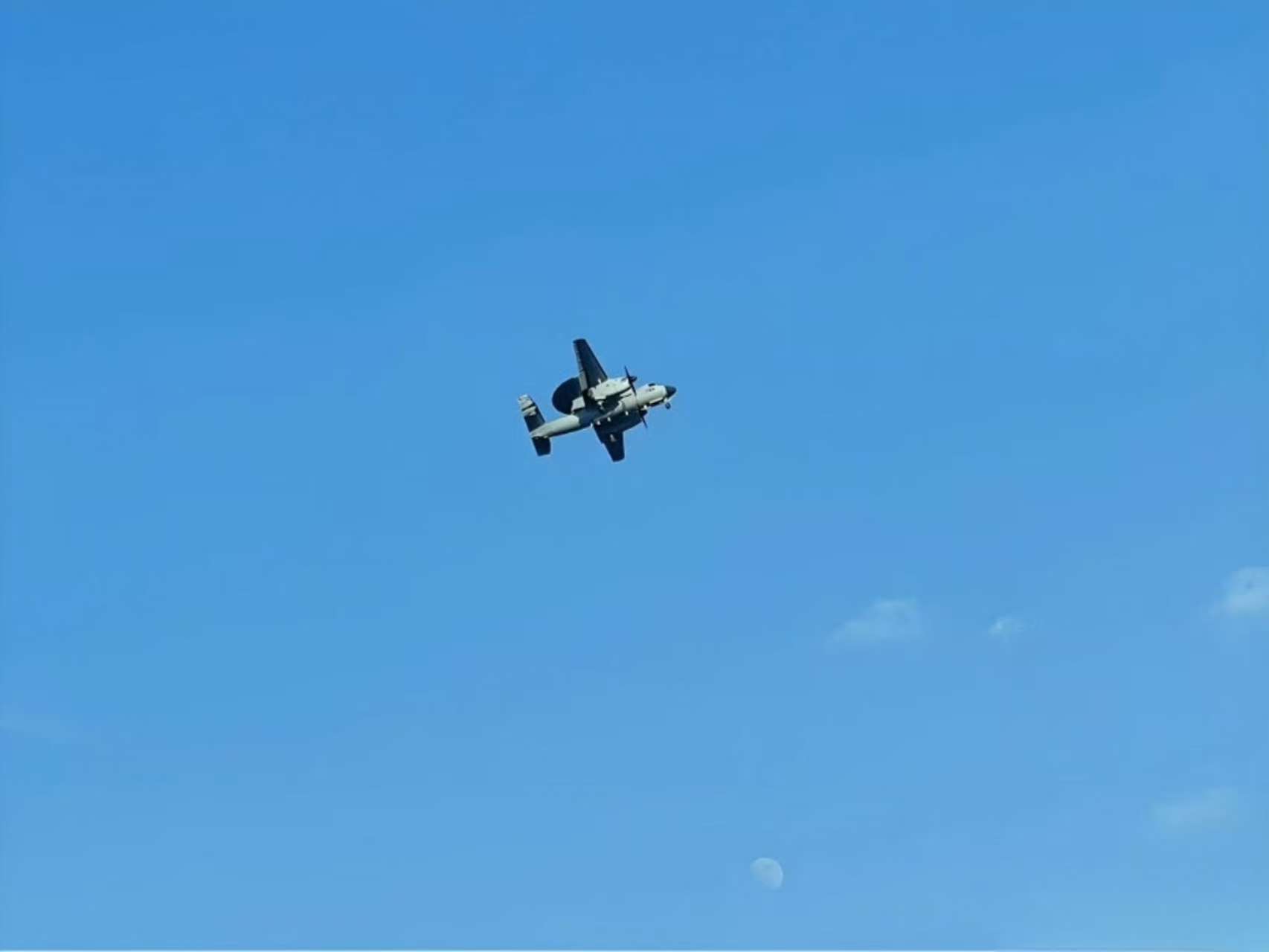空警-600来了，为了适应航母环境，整体造型相当结实，有点胖头鱼的感觉。福建舰已