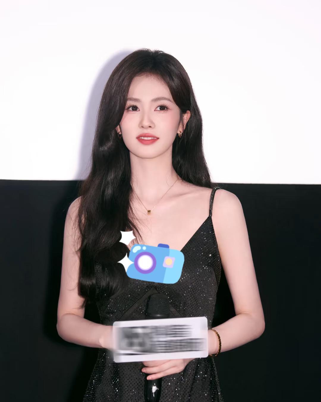 白鹿又火出圈啦！
不是因为她的演技，
也不是因为她温柔的性格，而是因为在《临江仙