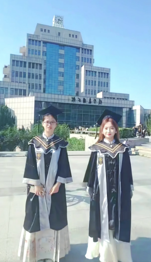 西安交通大学搞了个大事情，推出了中国高校第一款自己学校特制的学士学位服。这学位服