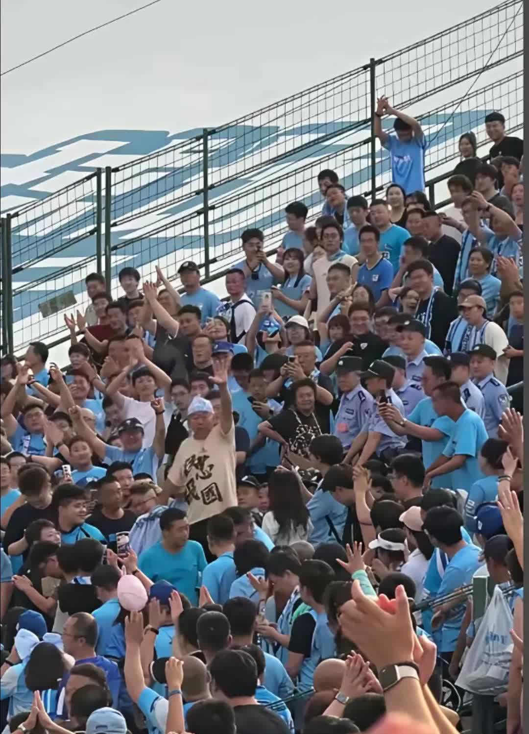 大连足球的王大爷算不算足球流氓呢？
7月27日，大连英博在赛场对阵长春亚泰。赛