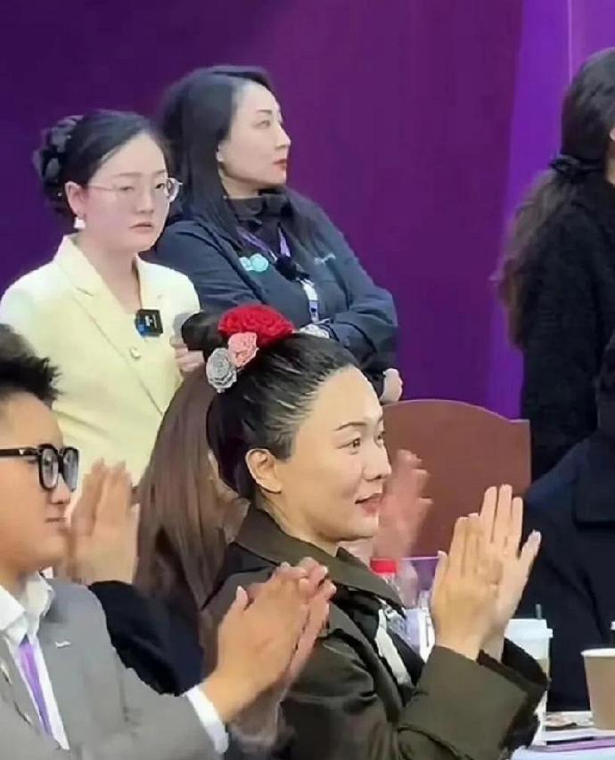 霍思燕这脑袋上的花花，是认真的吗？好像很久没见过这种发饰了呀！霍思燕现在过得好松