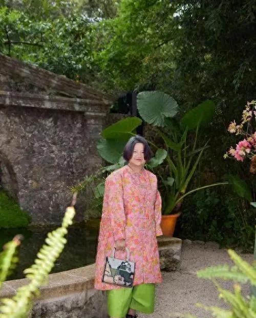 洪晃，一位富有且敢言的女性，历经四段婚姻，晚年与第四任丈夫生活幸福，同时在时尚和