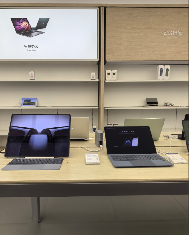 今天去华为店体验了最新发布的鸿蒙Max PC，包括折叠款。这款两万多的电脑给人的