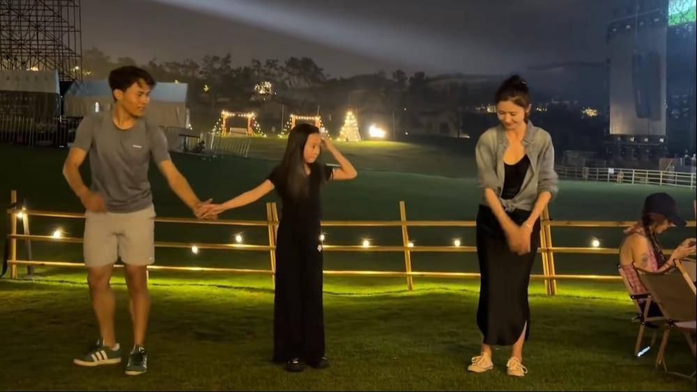 佟丽娅又教小酒窝跳舞了，两人同框热舞像姐妹