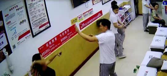 “冲动的代价！”近日，长沙一女子修脚时，服务时间到了技师还没做完，女子要求对方继