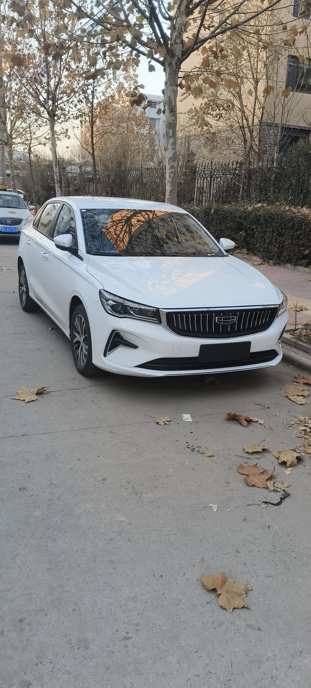 四代帝豪手动挡，说说缺点吧！
不废话直接开说，还没上牌照，刚提回来三天
1.铁皮