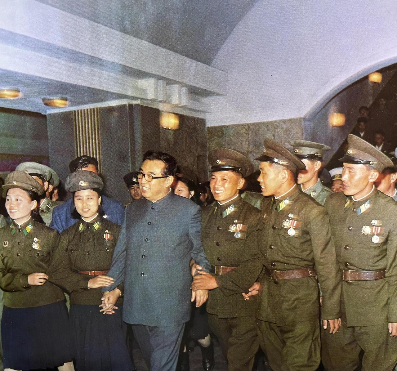 1975年10月金日成和参加平壤地铁建设工程的部队战士们在一起