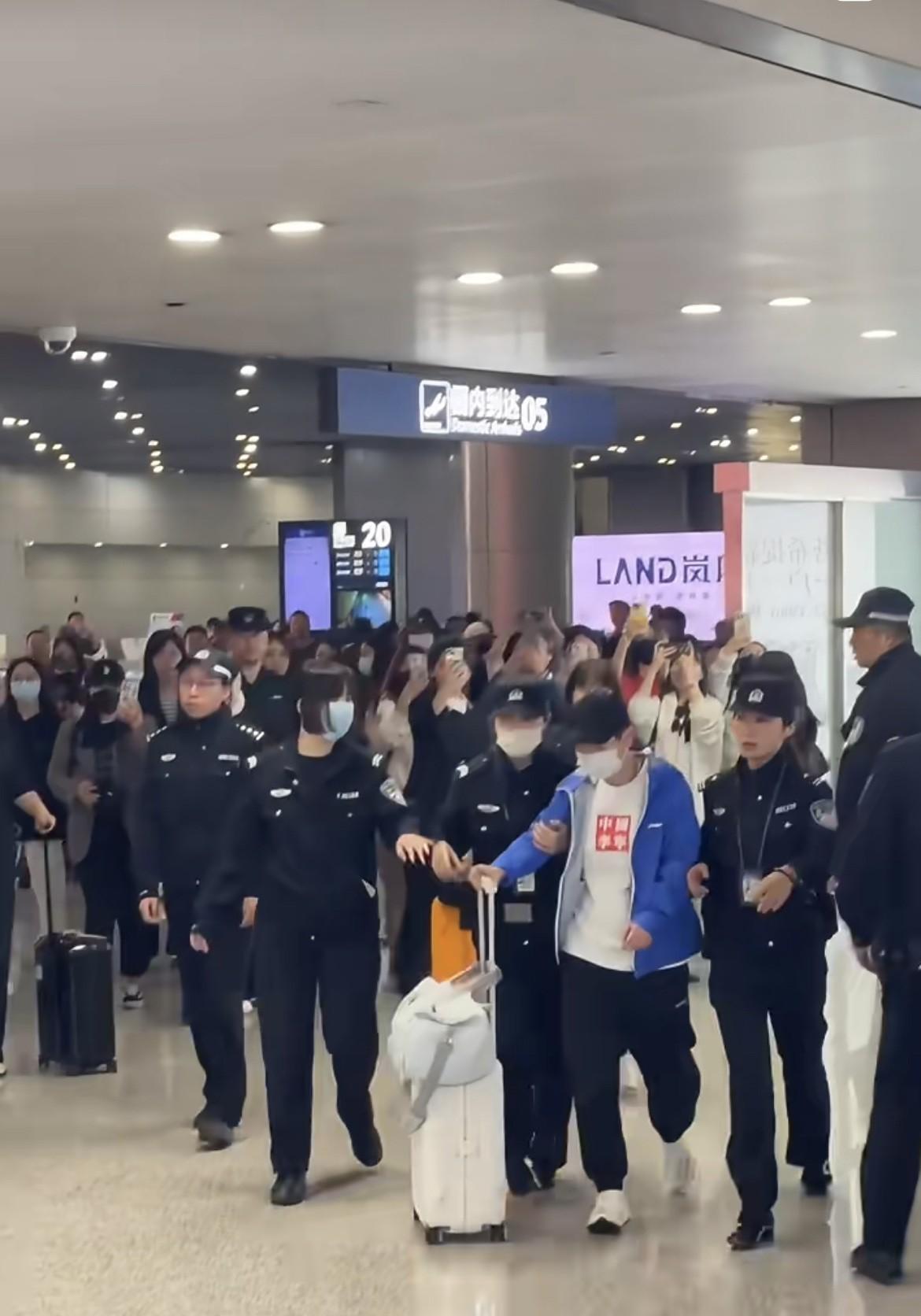 国乒开启世乒赛前封闭训练，两个人受到特别关注
王楚钦到达成都机场人气堪比明星太火