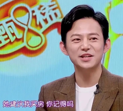 近日，何炅在节目中透露，自己曾听从李湘的建议购买房产，刚好在买完之后就遇到了限购
