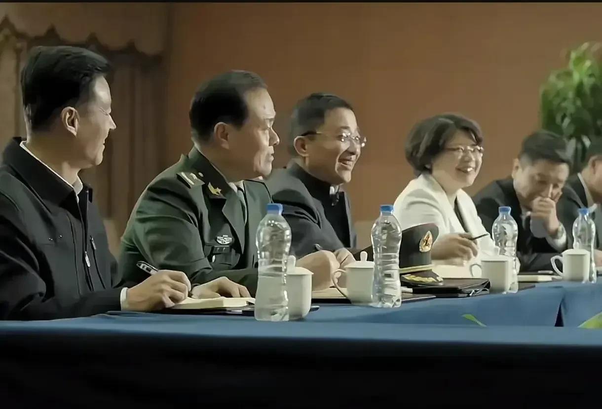 众人嘲笑祁同伟的时候，除了高育良只有省军区司令没有笑。
作为军人，他清楚身中三抢
