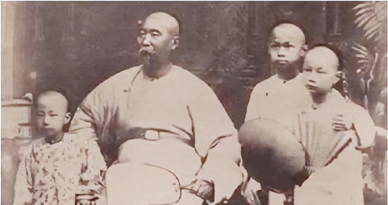 1901年，李鸿章去世，他给子孙留下4000多万两白银和无数家产。

1901年