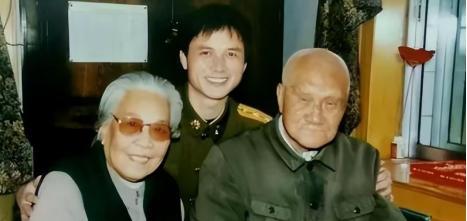 1940年延安，毛主席去食堂时，一个人拎着木棍朝毛主席后脑勺砸去，千钧一发之际，