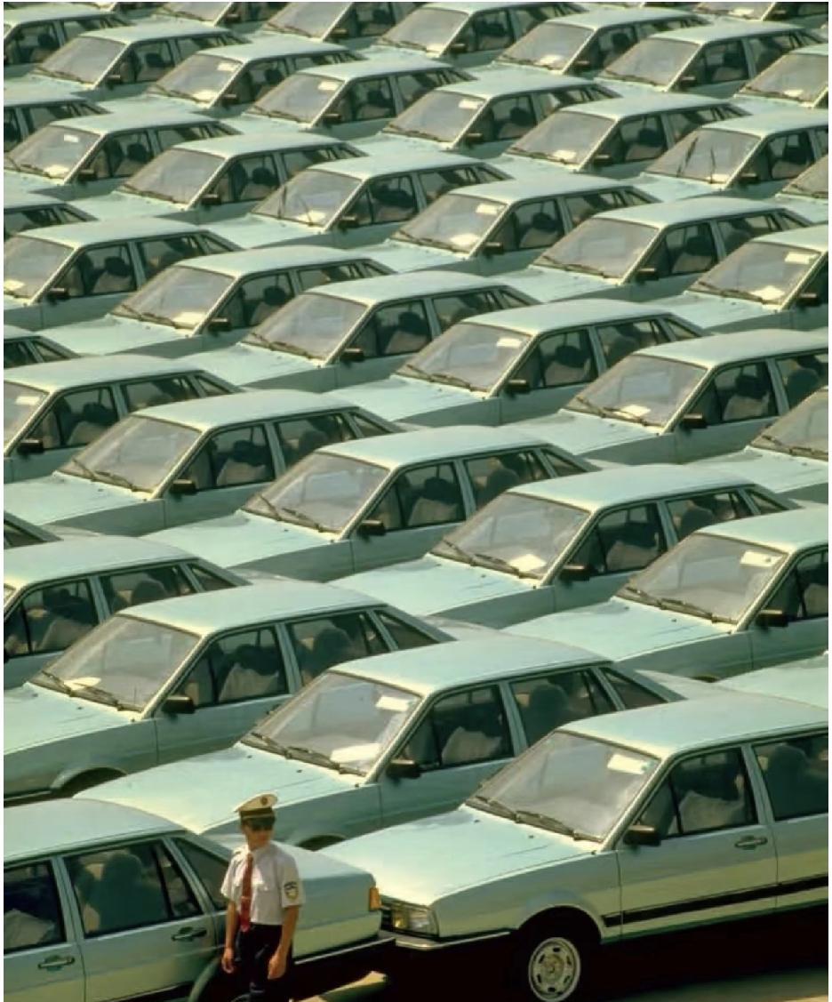 1996年，上海大众工厂停满的桑塔纳，你知道当时一辆这样的车多少钱？一辆车抵一套