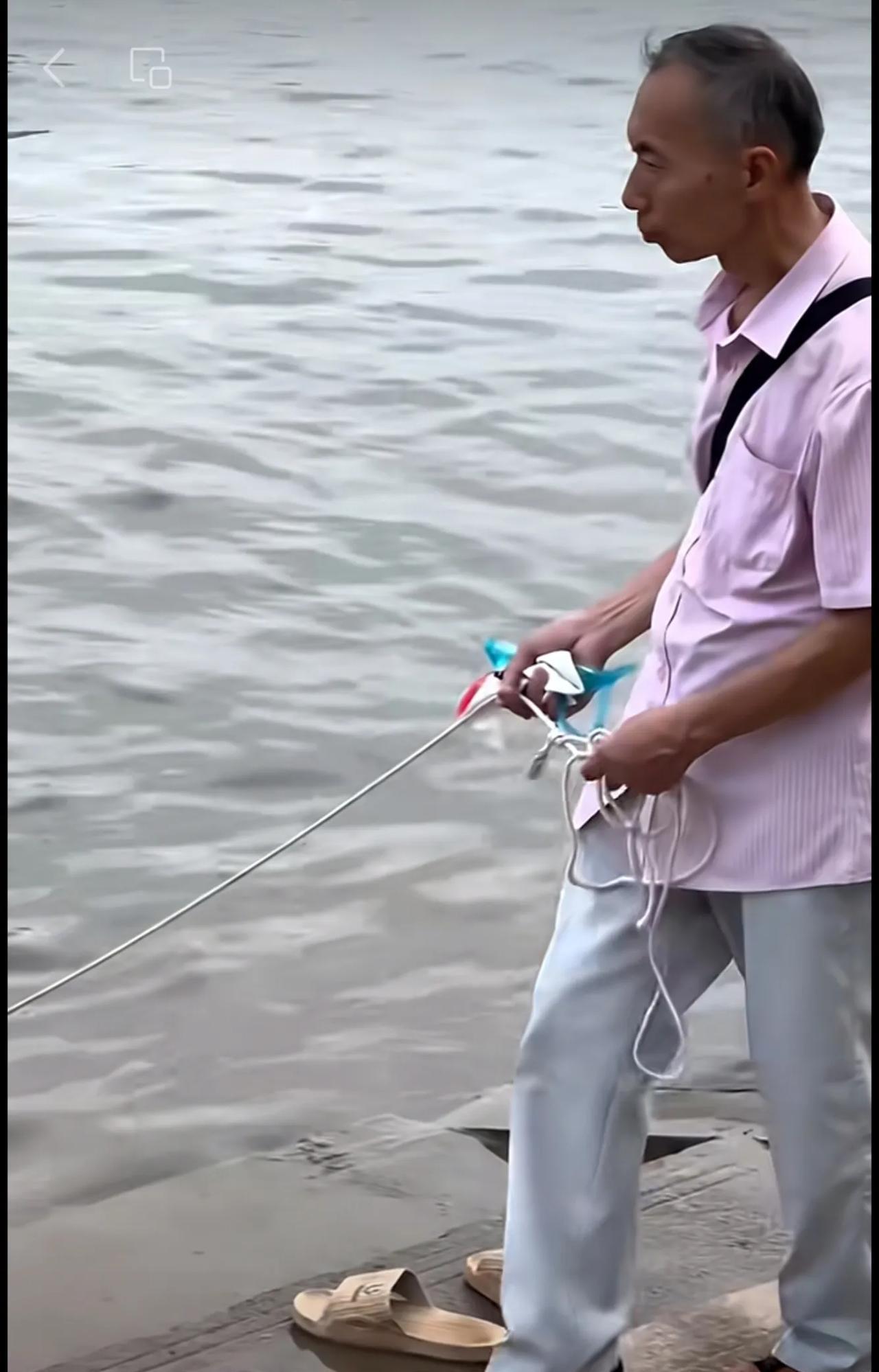 爱情？这是溜老伴[呲牙]