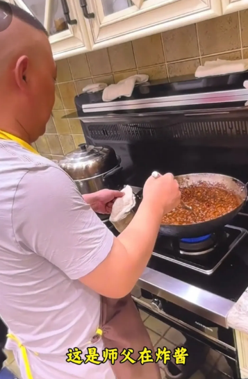郭德纲罕见做饭照片曝光！今天杨鹤通发了一个视频，说师父郭德纲平时也做饭，然后放了