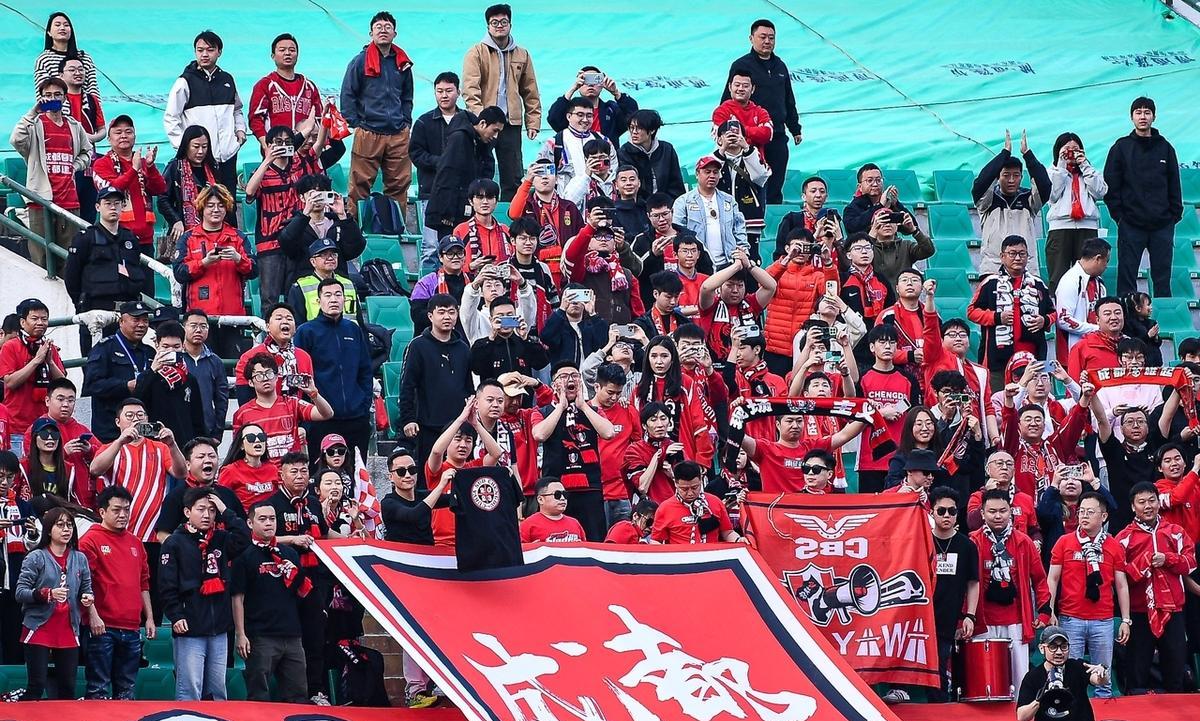 在成都蓉城和长春亚泰的比赛中，双方球迷发生了骂战。因为长春亚泰主教练谢晖此前和成