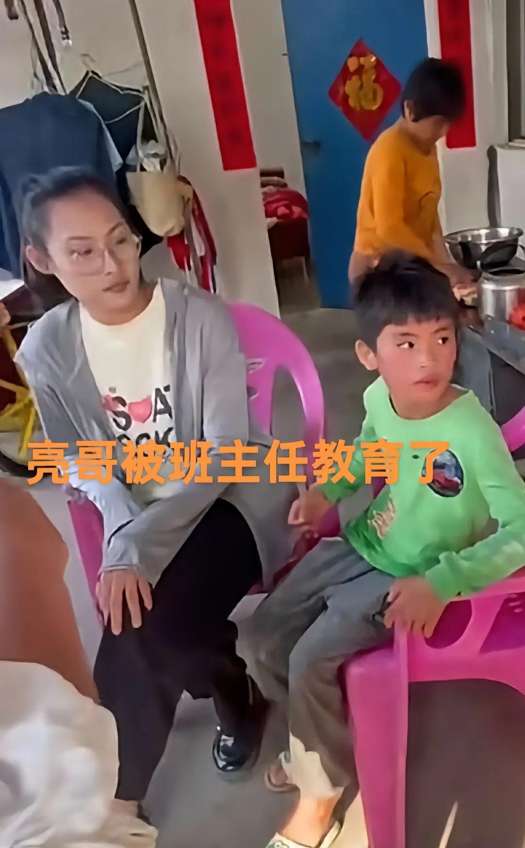看看这亮哥天不怕地不怕
能爬树上路灯杆
能下海漂流一天一夜
唯独怕老师[偷笑]