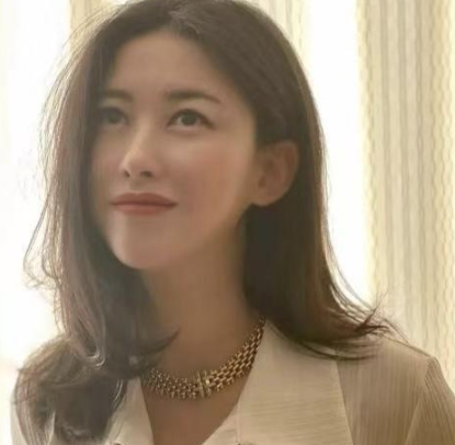 朱珠穿米色衬衫配大金链微敞领口的衬衫谁看了不说绝 ​​​