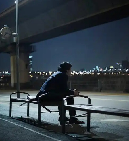 一边讨厌现在的生活，
        又一边重蹈覆辙。 ​​​