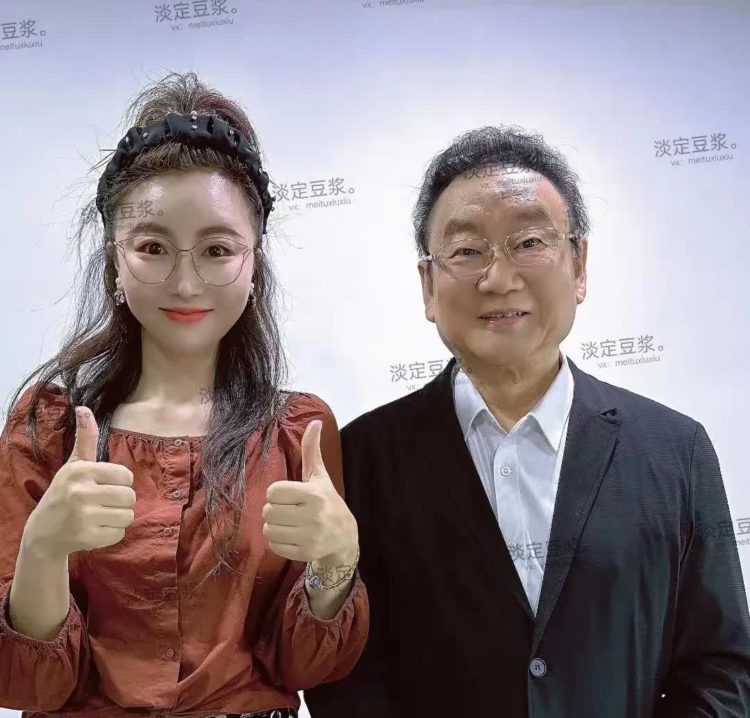 看到没？人不服老不行啊！乍一看歌唱家蒋大为很年轻，但仔细一看脖子皮肤都松弛了，不
