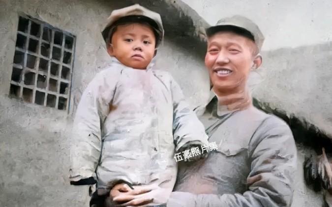 1942年，新四军第三师参谋长洪学智抱着两岁的儿子洪虎，小朋友的八角帽太可爱了。