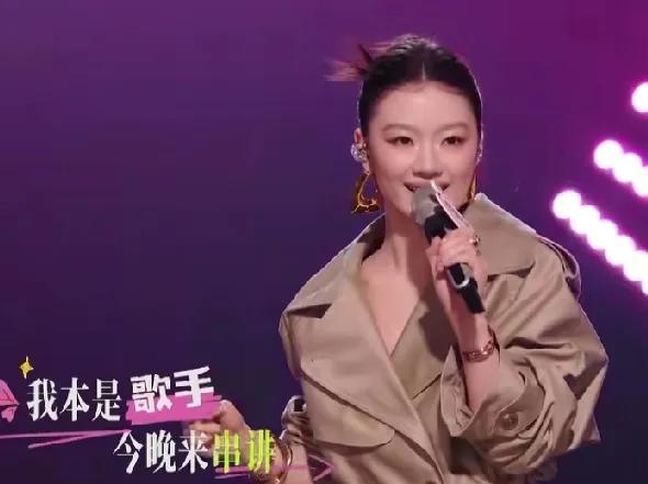 今晚《歌手》舞台单依纯不来唱歌了，来串讲当主持人了，何炅问她紧张吗？单依纯：“本