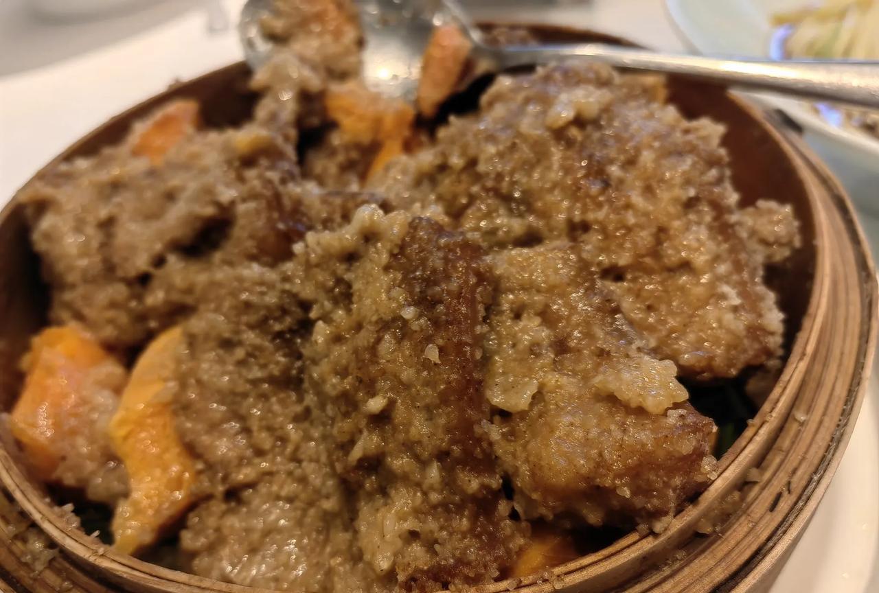 前黄师弟兼亲戚自南京来，因其毕业于江西院校，北京前黄校友精心安排了江西菜馆，配茅